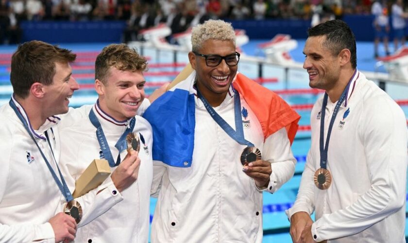 JO 2024 – Natation : Clapping et tour d’honneur, la der' joyeuse et bronzée du relais devant l’immense public français